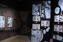 「『鬼滅の刃』吾峠呼世晴原画展」の様子。