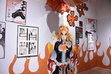 「『鬼滅の刃』吾峠呼世晴原画展」の様子。