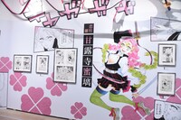 「『鬼滅の刃』吾峠呼世晴原画展」の様子。