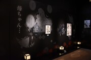 「『鬼滅の刃』吾峠呼世晴原画展」の様子。