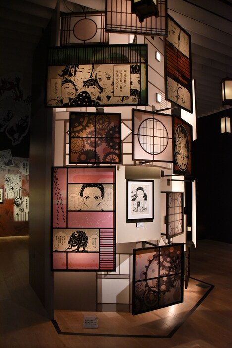 「『鬼滅の刃』吾峠呼世晴原画展」の様子。