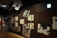 「『鬼滅の刃』吾峠呼世晴原画展」の様子。