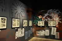 「『鬼滅の刃』吾峠呼世晴原画展」の様子。