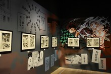 「『鬼滅の刃』吾峠呼世晴原画展」の様子。