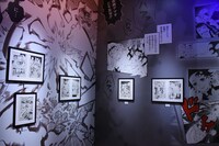 「『鬼滅の刃』吾峠呼世晴原画展」の様子。