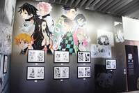 「『鬼滅の刃』吾峠呼世晴原画展」の様子。