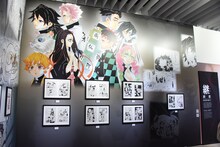 「『鬼滅の刃』吾峠呼世晴原画展」の様子。
