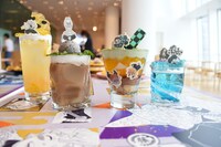 左から「善逸の雷の呼吸ドリンク」「我は山の王なり 伊之助のミルクティー」「炭治郎・善逸・伊之助のパフェ」「炭治郎の水の呼吸ドリンク」