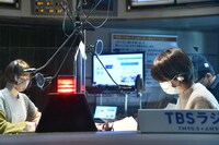 「赤江珠緒たまむすび」の様子。左から伊織もえ、赤江珠緒。