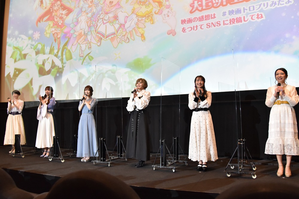 左から久川綾、水沢史絵、日高里菜、ファイルーズあい、水樹奈々、桑島法子。