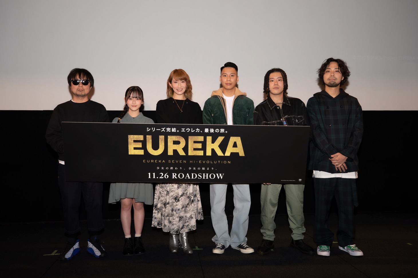 左から監督の京田知己、アイリス・マッケンジー役の遠藤璃菜、エウレカ・サーストン役の名塚佳織、主題歌を担当する変態紳士クラブのWILYWNKA、VIGORMAN、GeG.。