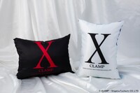 B賞の「ふわふわクッション」全2種。