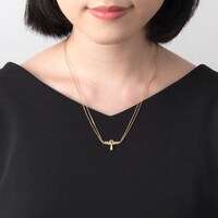 「王家の紋章」の45周年を記念したネックレスの着用画像。