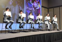 「『テクノロイド』チーム絆リサーチ」に挑むキャストたち。