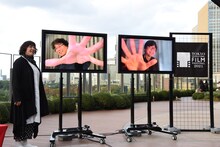 左からモデレーターを務めた荒木啓子、オンラインで参加したポン・ジュノと細田守。