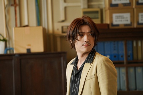映画「文豪ストレイドッグス BEAST」より、谷口賢志扮する織田作之助。