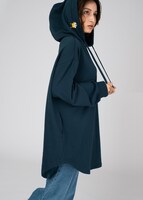 「シロ 散歩（クレヨンしんちゃん）」コラボオーバーサイズパーカー着用イメージ