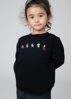 「かすかべ防衛隊（クレヨンしんちゃん）」コラボキッズスウェットのフロントイメージ。