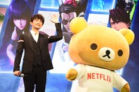 左から津田健次郎、リラックマ。