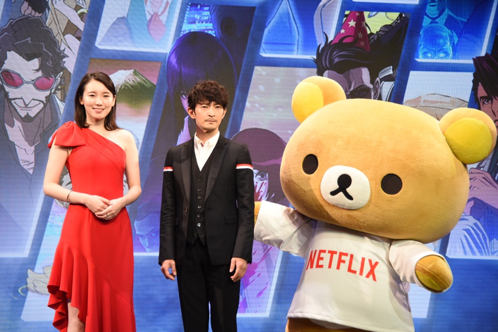 左から飯豊まりえ、津田健次郎、リラックマ。