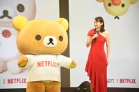 左からリラックマ、飯豊まりえ。