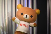 リラックマが手を振る様子。