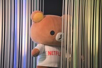 横歩きするリラックマ。