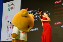 互いにお辞儀をするリラックマと飯豊まりえ。