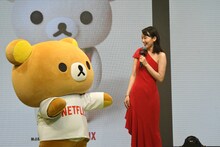 左からリラックマ、飯豊まりえ。