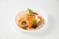 横浜ロイヤルパークホテルで提供される「野口さん大好き たらことイクラのタラモサラダ―まる子のクルトンを添えて―」。