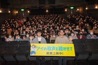 ボードを持っている人物のうち、左が吉浦康裕監督、右が大河内一楼。