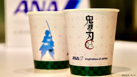 限定デザインの紙コップ。