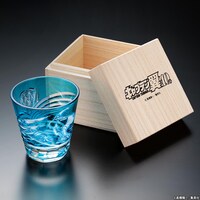 「キャプテン翼 連載40周年記念 江戸切子グラス」と特製桐箱。