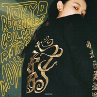 「東京リベンジャーズ」とKANGOLのコラボレーションモデル着用イメージ。