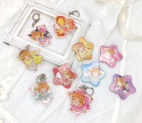 星型缶バッジとアクリルキーホルダー。