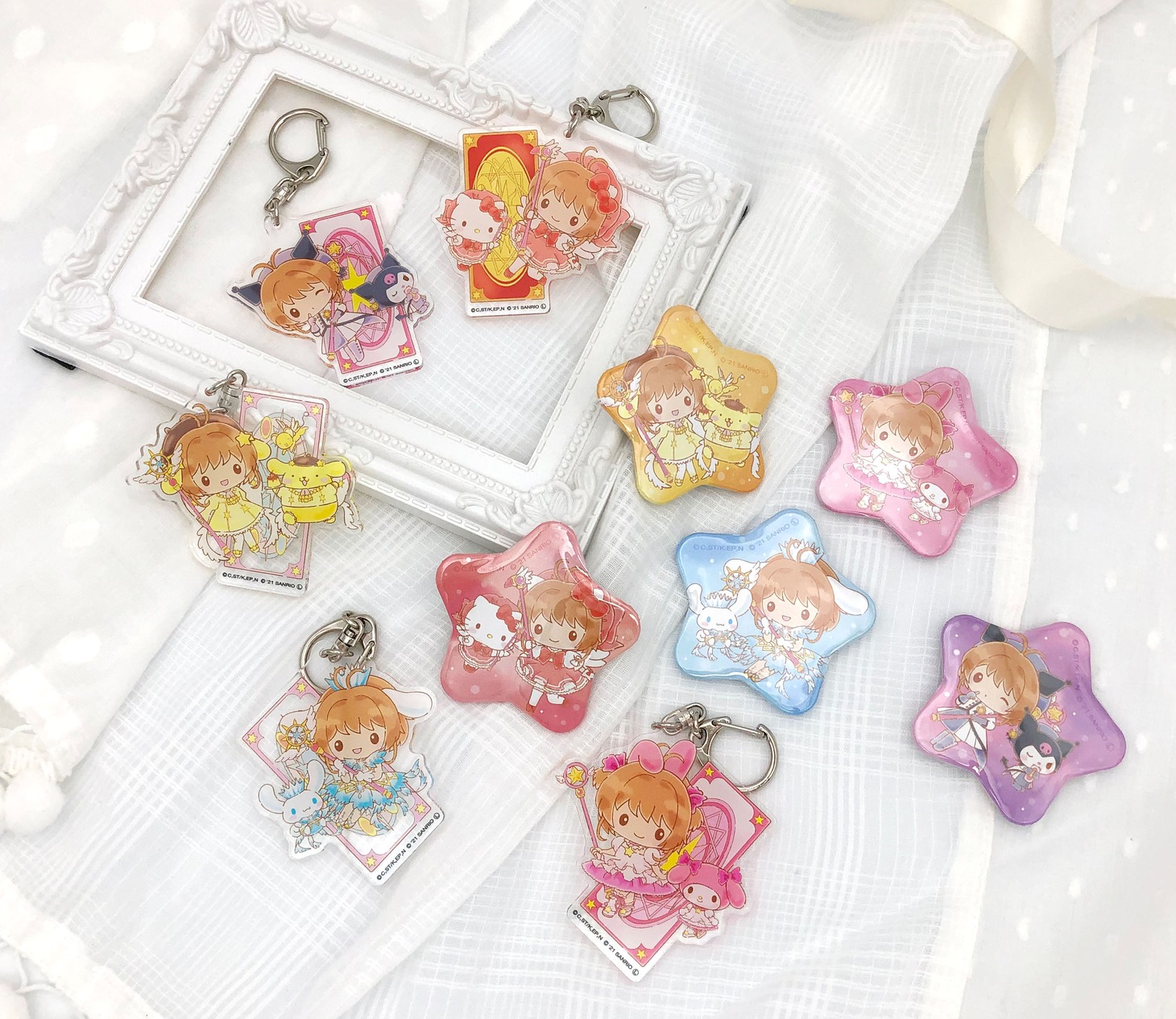 星型缶バッジとアクリルキーホルダー。