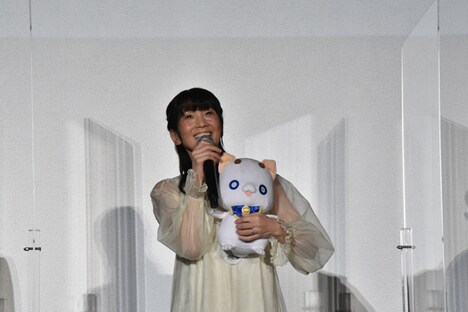 アリア社長のぬいぐるみを抱えた西村ちなみ。