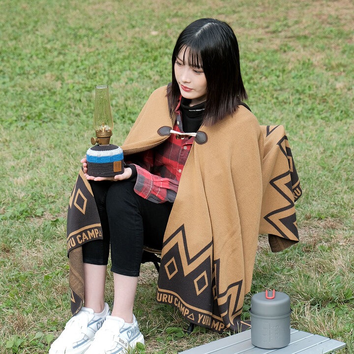 「五泉ニット mino（みの） 志摩リン焚火ポンチョ」着用イメージ