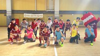 「フットサルボーイズ!!!!!」とフウガドールすみだのコラボ写真。