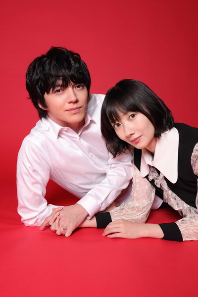 ドラマ「愛しい嘘～優しい闇～」より、左から雨宮秀一役の林遣都、今井望緒役の波瑠。