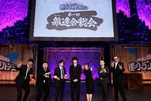 「第一回 敵＜ヴィラン＞連合総会」にて。左からトゥワイス役の遠藤大智、Mr.コンプレス役の最上嗣生、荼毘役の下野紘、死柄木弔役の内山昂輝、トガヒミコ役の福圓美里、スピナー役の岩崎了、オール・フォー・ワン役の大塚明夫。