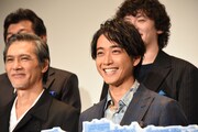 手前左から加藤雅也、佐藤寛太。