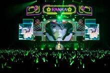 11月10日に千葉・幕張イベントホールで開催された「SANKYO presents マクロスF ギャラクシーライブ 2021［リベンジ］～まだまだふたりはこれから！私たちの歌を聴け!!～」より。