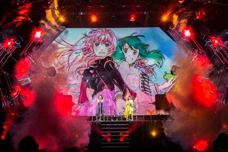 11月10日に千葉・幕張イベントホールで開催された「SANKYO presents マクロスF ギャラクシーライブ 2021［リベンジ］～まだまだふたりはこれから！私たちの歌を聴け!!～」より。