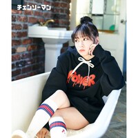「Power Hoodie」の着用例。
