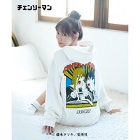 「Power & Kobeni Hoodie」の着用例。