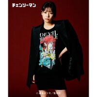 「チェンソーマン」とglambによるコラボアイテムの着用例。