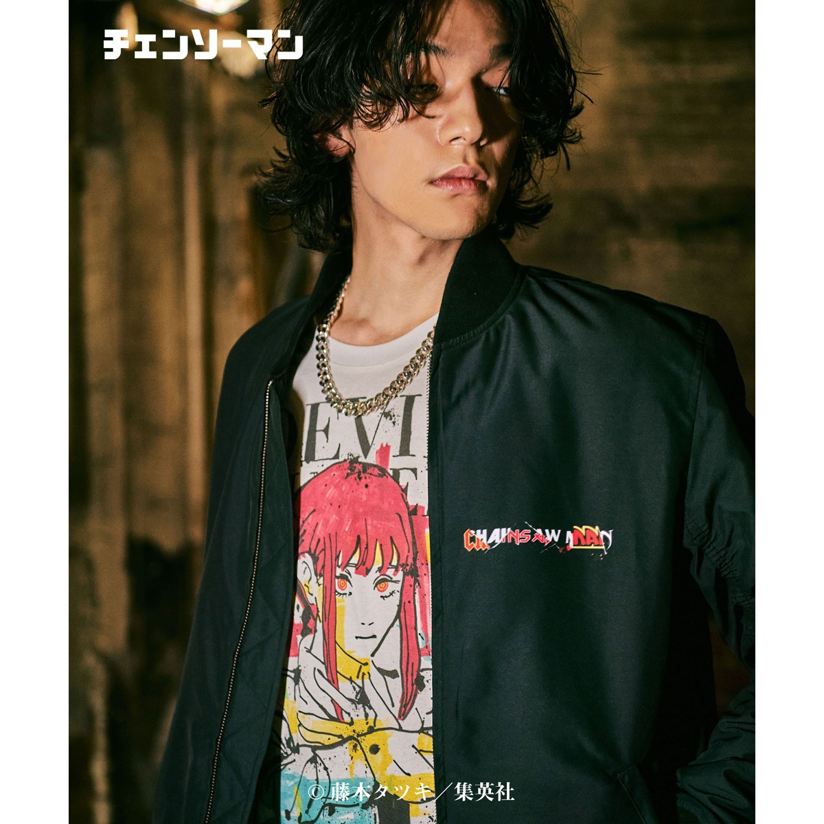 「チェンソーマン」とglambによるコラボアイテムの着用例。