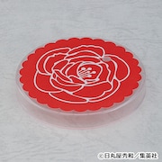 牡丹の花をあしらった丸台座。