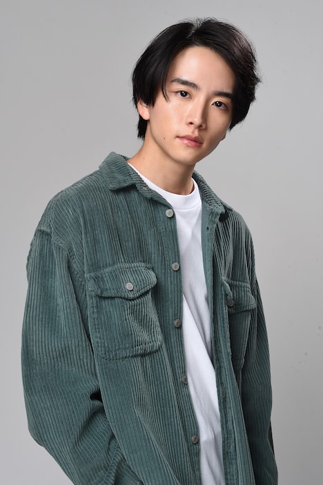 板垣李光人扮する橘千秋。